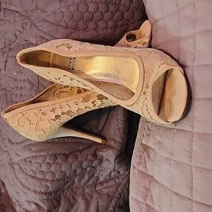 4" Creamy Tan Lace Open Toe Pump